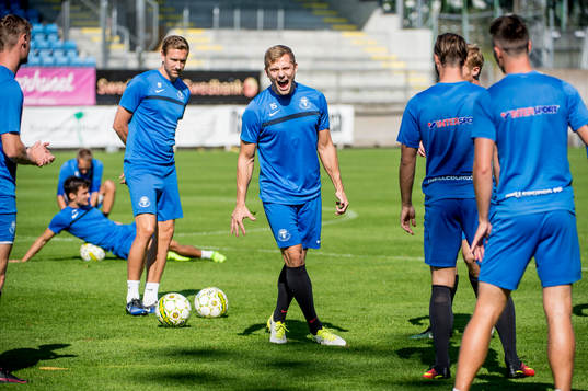 Erik Andersson skrikandes i mitten
