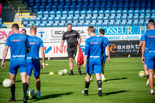 Tränare Patrick Winqvist i mitten