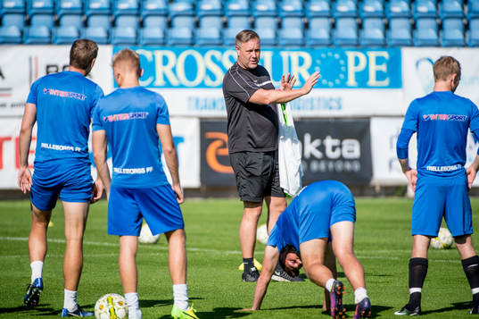 Tränare Patrick Winqvist i mitten