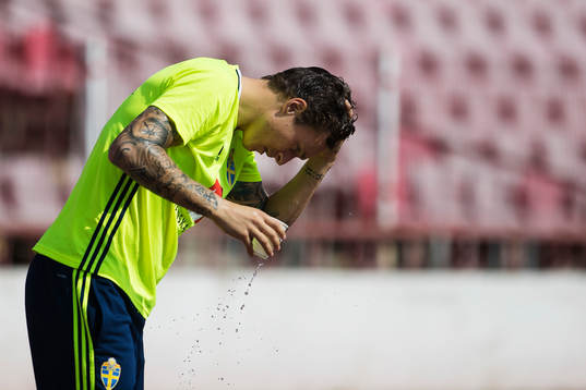 Victor Nilsson Lindelöf svalkar sig med vatten