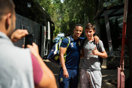Martin Olsson ställer upp på ett foto med ett ungt fan