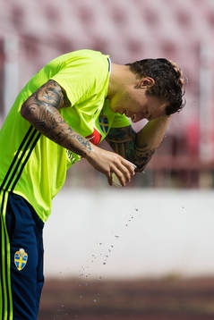 Victor Nilsson Lindelöf svalkar sig med vatten
