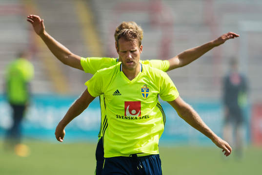 Ola Toivonen framför Alexander Fransson