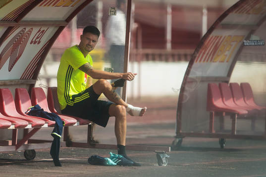 Mikael Lustig har foten lindad