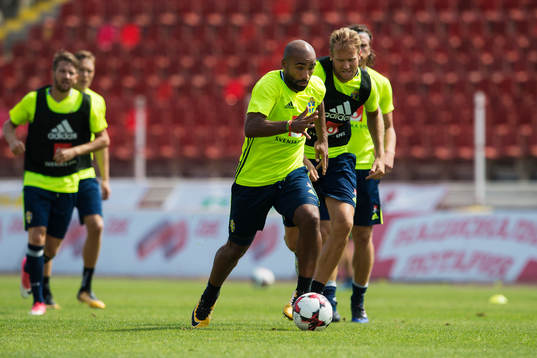 Samuel Armenteros framför Ola Tovionen