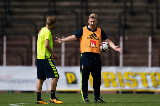 Sebastian Larsson och assisterande förbundskapten Peter