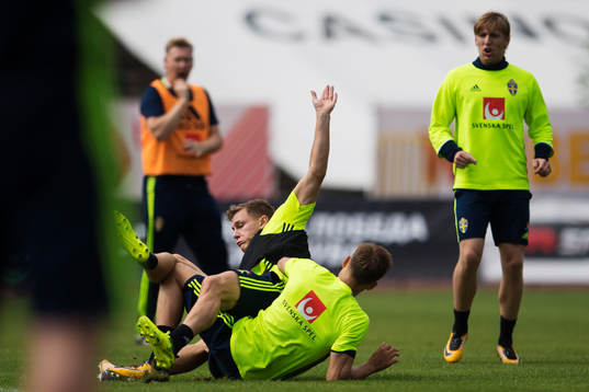 Emil Krafth blir tacklad av Ludwig Augustinsson