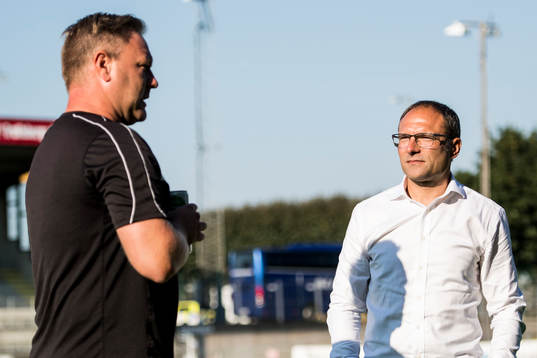 Helsingborgs tränare Per-Ola Ljung i samtal med