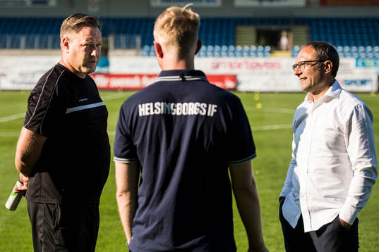 Trelleborgs tränare Patrick Winqvist i samtal med