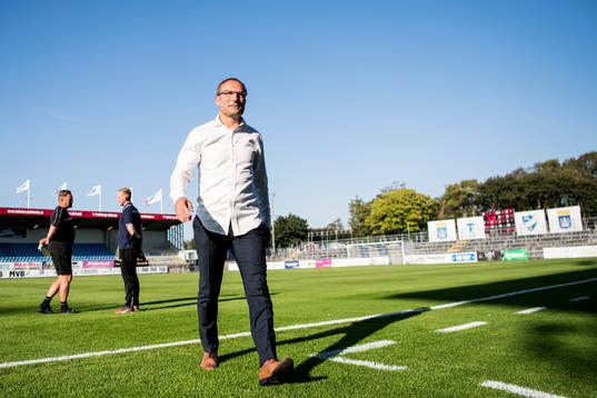 Helsingborgs tränare Per-Ola Ljung är ute och känner på