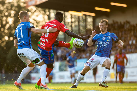 Trelleborgs Magnus Andersson och Helsingborgs Oke Akpoveta