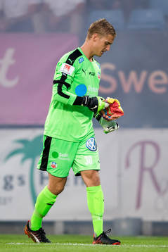 Helsingborgs målvakt Pär Hansson tar bort skräp från