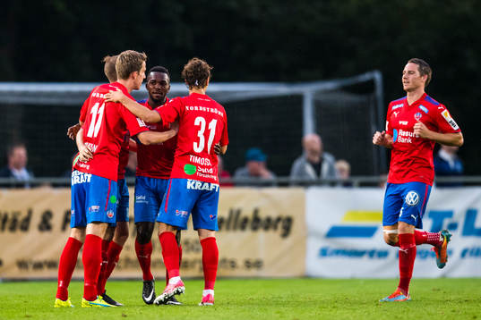 Helsingborgs spelare jublar med Darijan Bojanic