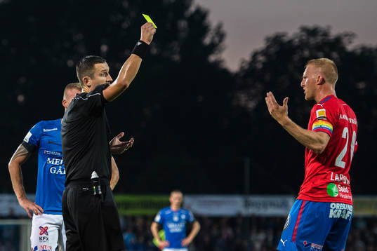 Helsingborgs Peter Larsson får en varning av Domare Nermin