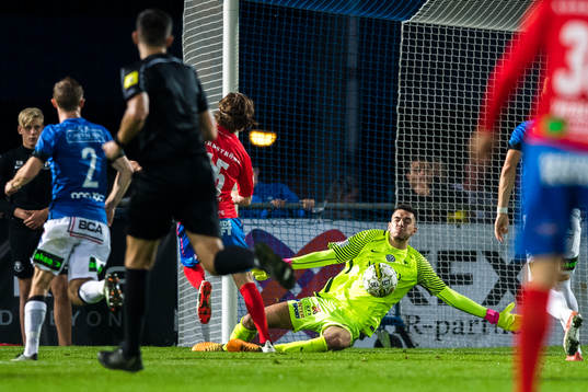 Trelleborgs målvakt Marko Johansson räddar friläge från