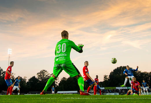 Trelleborgs Dino Islamovic skjuter mot Helsingborgs