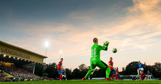 Trelleborgs Dino Islamovic skjuter mot Helsingborgs