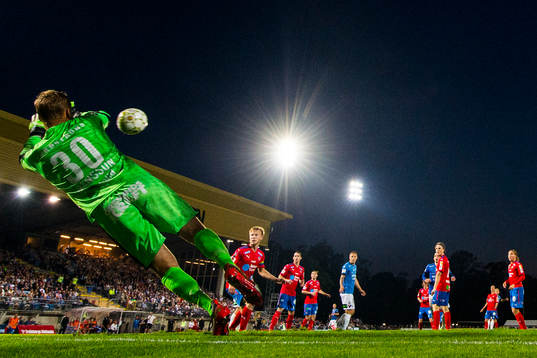 Helsingborgs målvakt Pär Hansson gör en räddning