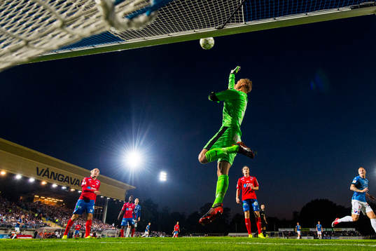 Helsingborgs målvakt Pär Hansson gör en räddning
