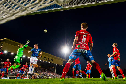 Helsingborgs målvakt Pär Hansson plockar bollen framför