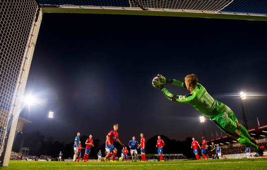 Helsingborgs målvakt Pär Hansson gör en räddning
