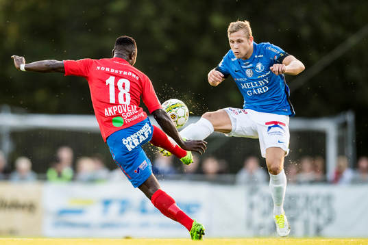 Helsingborgs Oke Akpoveta och Trelleborgs Erik Andersson