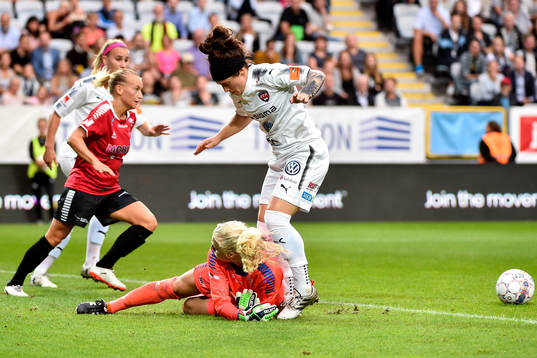 Rosengårds Ella Masar McLeod och LB07s målvakt Josephine