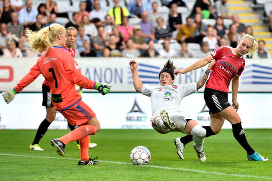 LB07s målvakt Josephine Frigge och Malin Winberg och