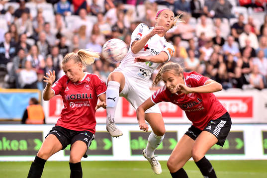 Rosengårds Jenna Hellstrom  och LB07s Elin Björklund och