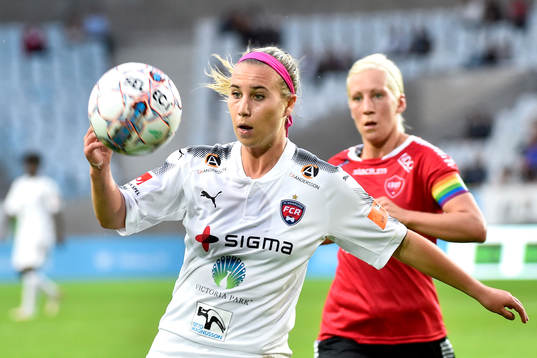 Rosengårds Jenna Hellstrom och LB07s Mia Persson