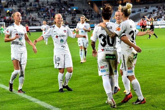 Rosengårds Ella Masar McLeod jublar med lagkamrater
