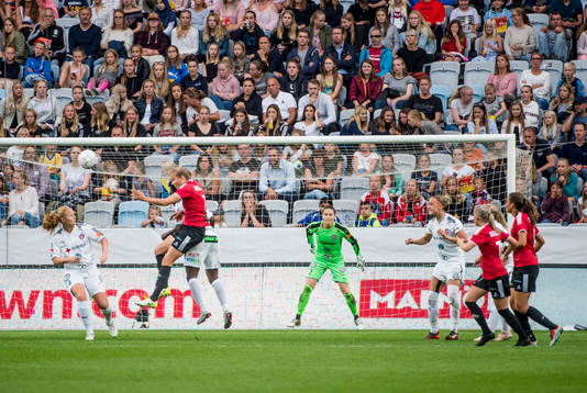 Rosengårds målvakt Erin McLeod i mitten