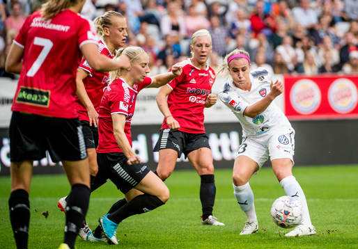Rosengårds Jenna Hellstrom mot flertalet av LB07s spelare