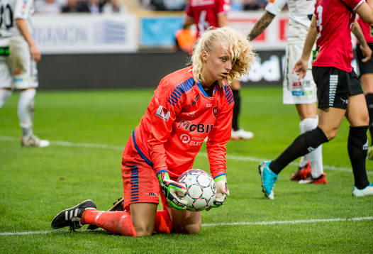 LB07s målvakt Josephine Frigge deppar