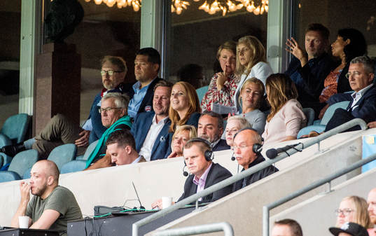 Annie Lööf, partiledare för centern på läktaren