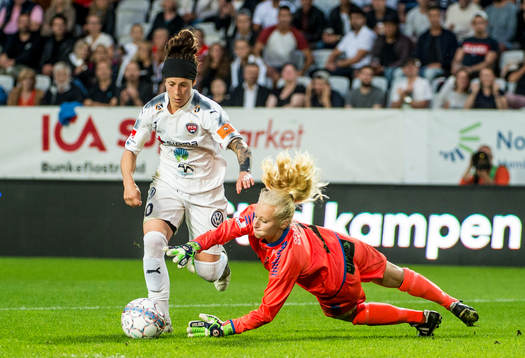 Rosengårds Ella Masar McLeod tar sig förbi LB07s målvakt