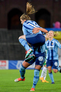 Djurgårdens Mia Jalkerud och Hanna Lundqvist jublar