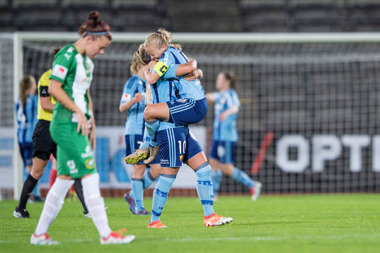 Djurgårdens Madeleine Stegius och Mia Jalkerud jublar