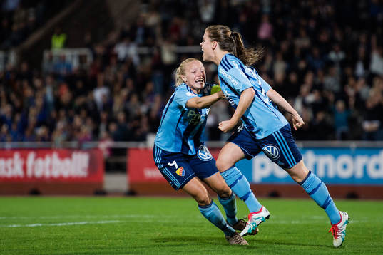 Djurgårdens Hanna Lundqvist gör 1-0 och jublar med Mia