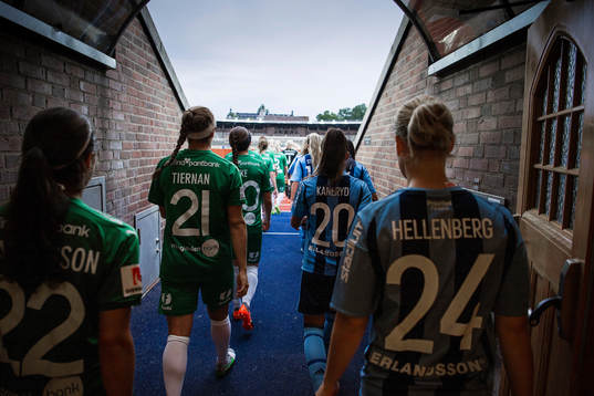 Djurgården och Hammarbys spelare på väg in på stadion