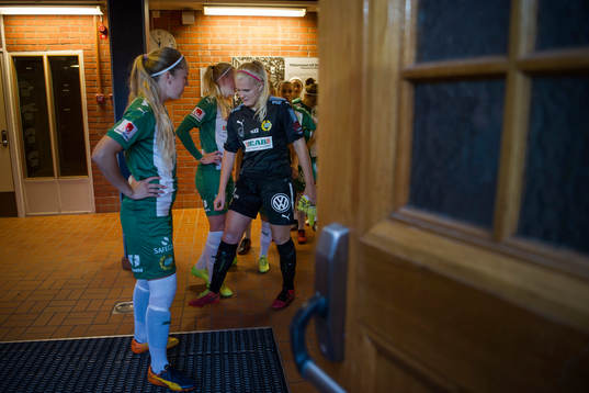Hammarbys Cathrine Dahlström och målvakt Emma Holmgren