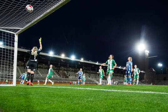 Hammarbys målvakt Emma Holmgren med en räddning