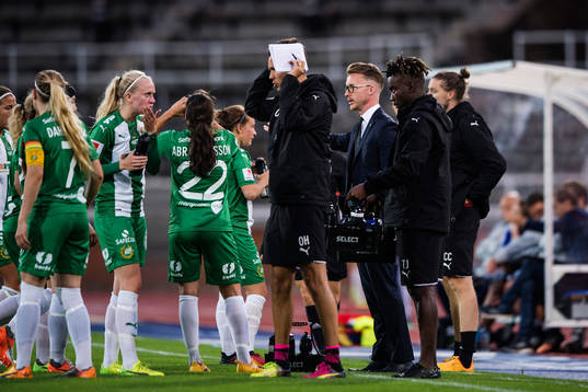 Hammarbys tränare Olof Unogård samlar spelarna