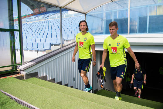 Gustav Svensson och Emil Krafth på väg ut till Sveriges