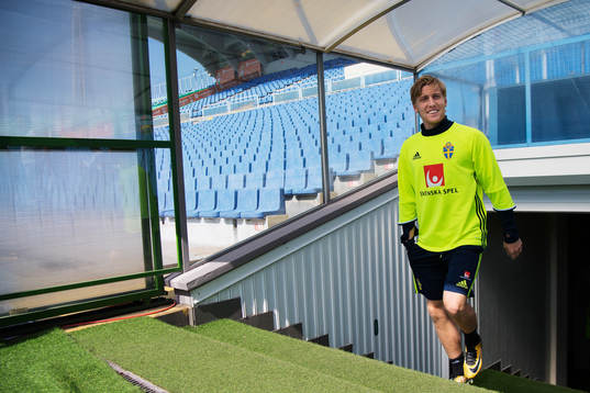 Emil Forsberg på väg ut till Sveriges fotbollslandslags