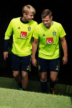Filip Helander och Viktor Claesson på väg ut till