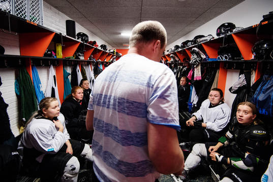 Tränare Jimmy Jansson instruerar spelarna