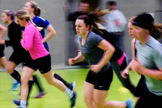Hanna Sköld (grå tröja) springer ett beep-test