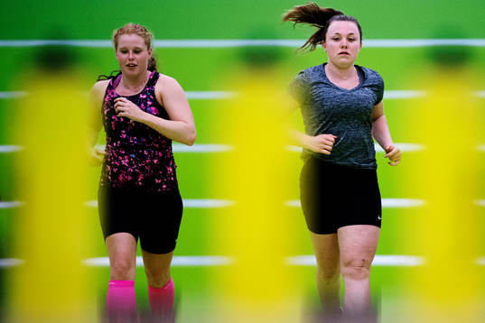 Matilda Rantanen och Hanna Sköld springer ett beep-test
