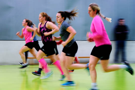 Hanna Sköld (grå tröja) springer ett beep-test